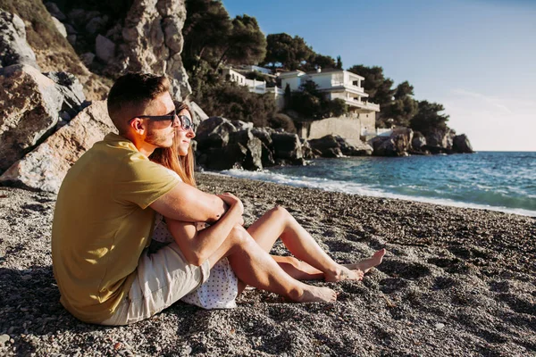 Giovane Coppia Seduta Spiaggia Durante Tramonto — Foto Stock