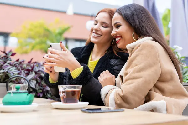Two Female Friends Using Smartphone Outdoors Coffee Shop — Stock Photo, Image