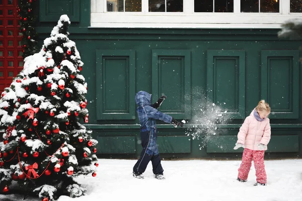 Siblings Having Snowball Fight Chrismas Time — Stock Photo, Image