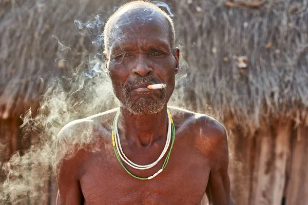Traditional Mudimba Tribe Man Smoking Mudimba Tribe Canhimei Angola — Stock Photo, Image