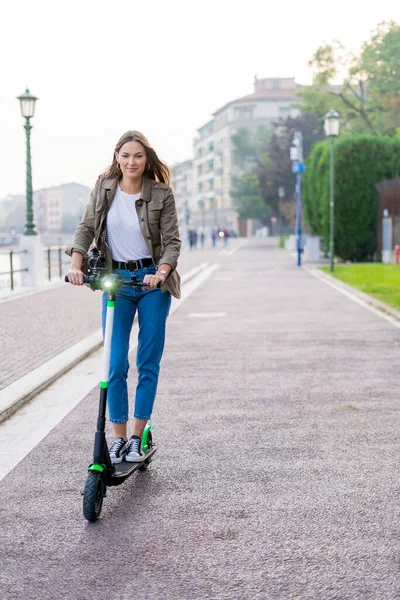 Talya Verona Scooter Kullanan Genç Bir Kadın — Stok fotoğraf