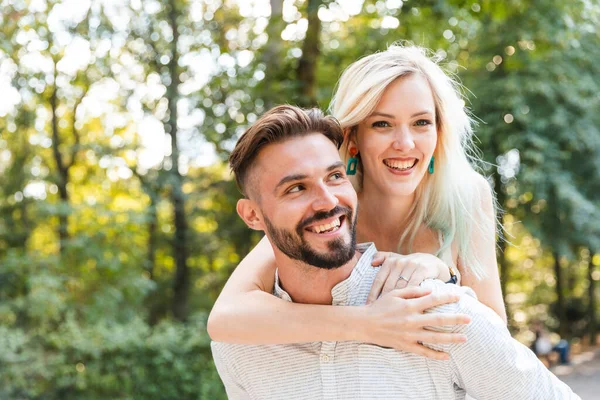 Portrait Happy Young Man Giving His Girlfriend Piggyback Ride — Stock Photo, Image