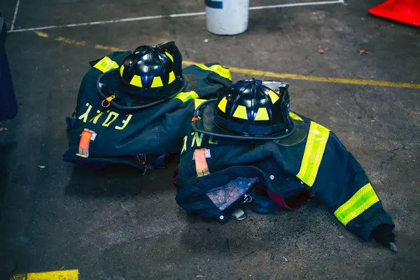 Brandweeruniformen Helmen New York Verenigde Staten — Stockfoto