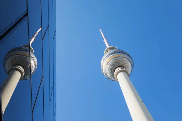 Alemania Berlín Vista Ángulo Bajo Torre Edificio Vidrio — Foto de Stock