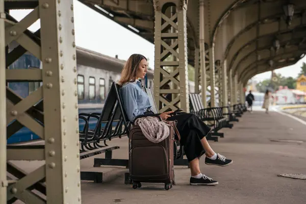 Joven Viajera Esperando Estación Tren Usando Book —  Fotos de Stock