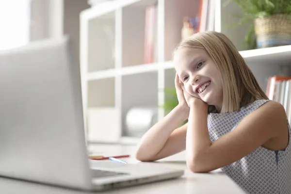 Ragazza Felice Seduta Tavola Casa Con Computer Portatile — Foto Stock