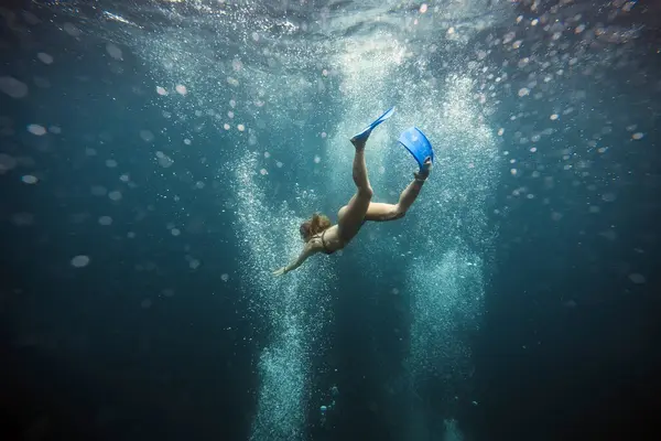 女性水中 ジリ島 バリ島 インドネシア — ストック写真