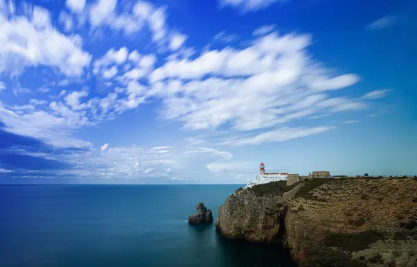 Portugalia Dystrykt Faro Lagos Chmury Nad Latarnią Morską Stojącą Skraju — Zdjęcie stockowe