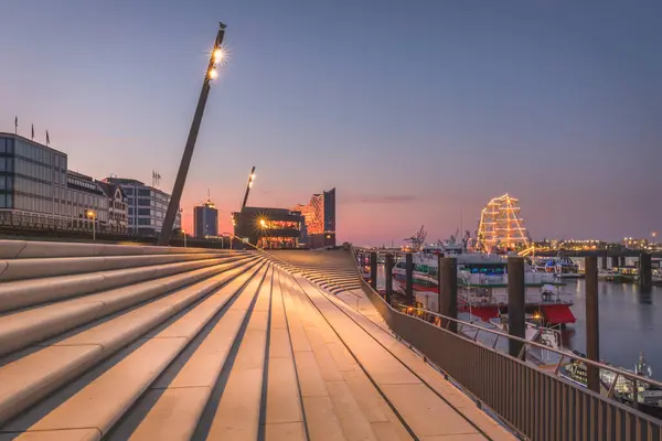 Deutschland Hamburg Schritte Fluss Und Elbphilharmonie Der Abenddämmerung — Stockfoto