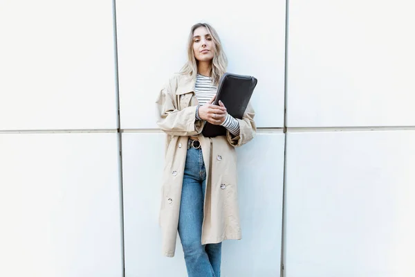 Jong Blond Vrouw Holding Laptop Tas — Stockfoto