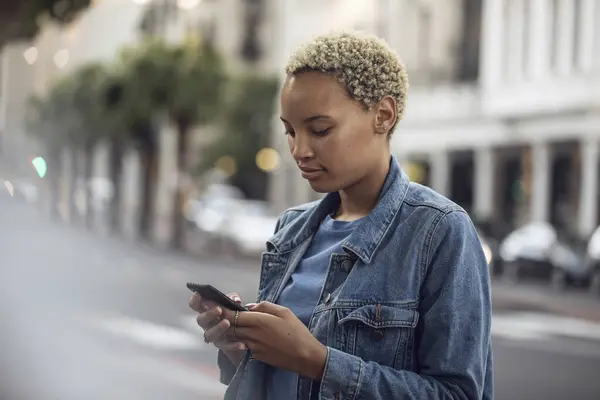 Şehirde Akıllı Telefon Kullanan Genç Bir Kadın — Stok fotoğraf