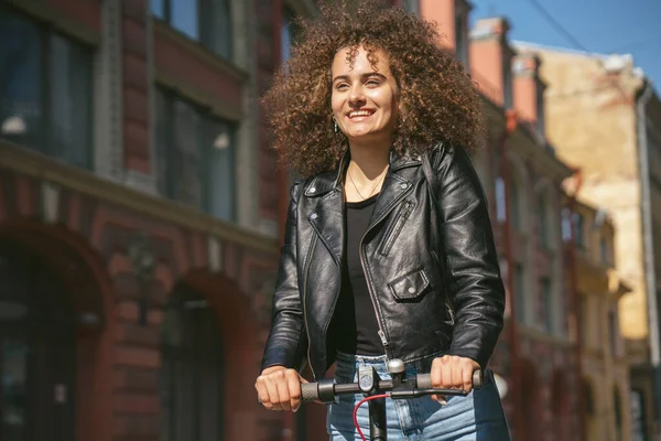 Retrato Menina Adolescente Feliz Montando Scooter Cidade — Fotografia de Stock