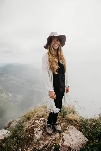 Jonge Vrouw Met Hoed Staande Uitkijkpunt Grosser Mythen Zwitserland — Stockfoto
