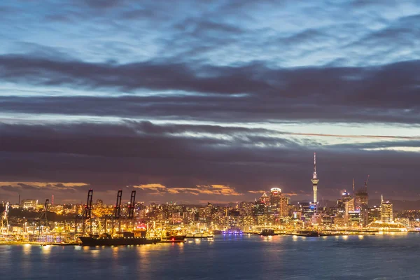 Beleuchtete Moderne Gebäude Meer Gegen Bewölkten Himmel Der Abenddämmerung Auckland — Stockfoto