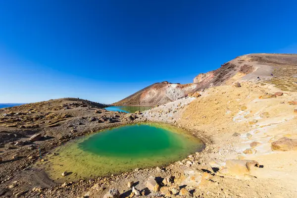 ニュージーランド 北の島 北の島の火山高原のエメラルド湖の上の澄んだ青い空 — ストック写真