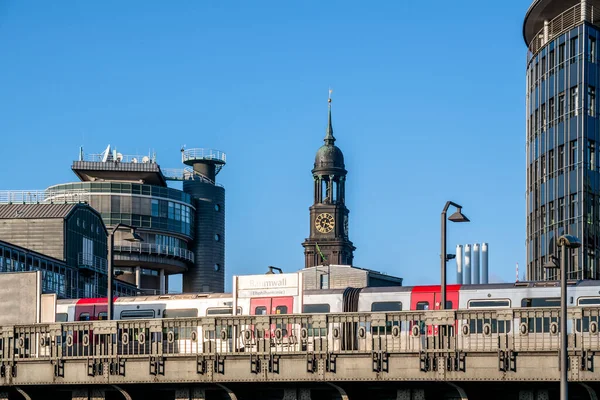 德国汉堡高架列车 背景为圣米迦勒教堂钟楼 — 图库照片
