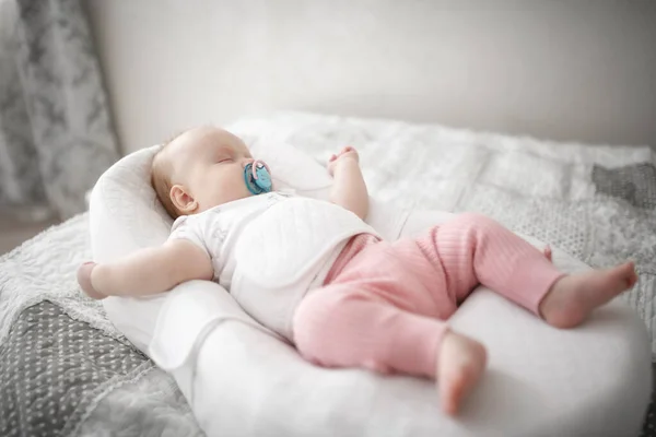 Χαριτωμένο Κοριτσάκι Κοιμάται Στο Κρεβάτι — Φωτογραφία Αρχείου
