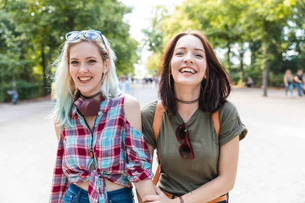 Retrato Dois Amigos Felizes Juntos Parque — Fotografia de Stock