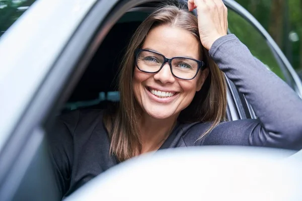 Portret Uśmiechniętej Kobiety Samochodzie — Zdjęcie stockowe