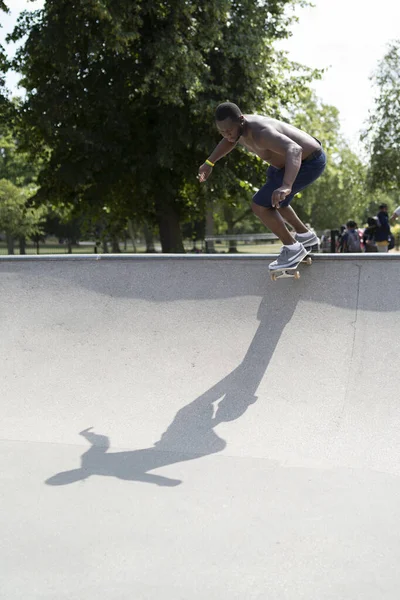 Homem Patinando Parque Skate — Fotografia de Stock