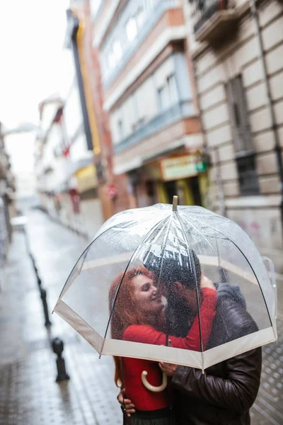 在城市里 情侣们在透明的伞下接吻 — 图库照片