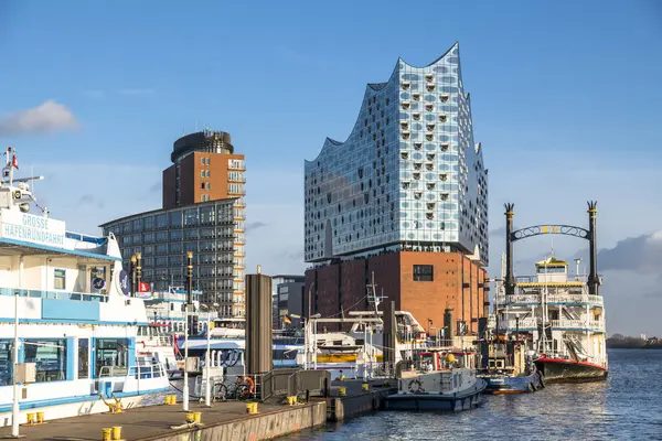 Almanya Hamburg Steamboat Elbe Filarmoni Salonu Önünde Limana Demirlemişti — Stok fotoğraf