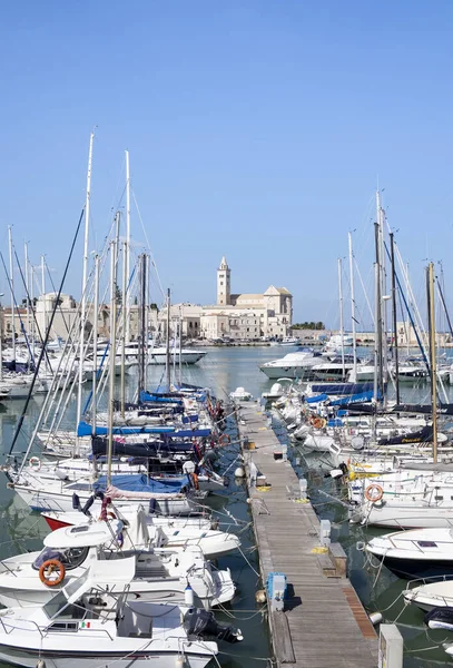 Ιταλία Apulia Trani Σκάφη Αγκυροβολημένα Στη Μαρίνα Καθεδρικό Ναό San — Φωτογραφία Αρχείου