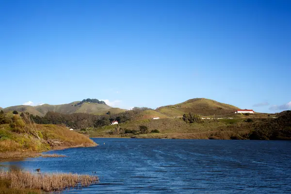 Usa Kalifornia San Francisco Tiszta Kék Marin Félsziget Partvonala Felett — Stock Fotó