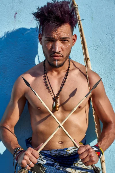 Племенной Человек Своей Традиционной Аркой Стрелами Опираясь Голубую Стену Лубанго — стоковое фото