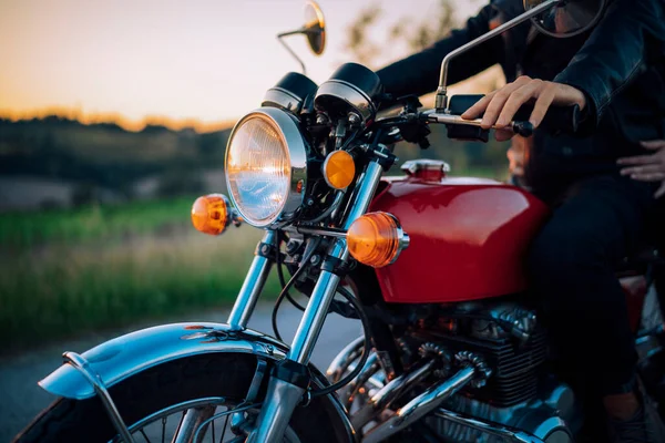 Tiro Colheita Casal Motocicleta Vintage Pôr Sol — Fotografia de Stock