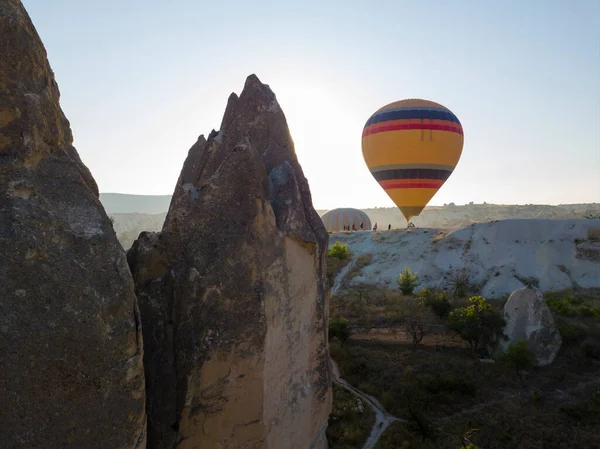 Kuumailmapallo Vuorella Kirkasta Taivasta Vasten Goremessa Cappadociassa Turkissa — kuvapankkivalokuva