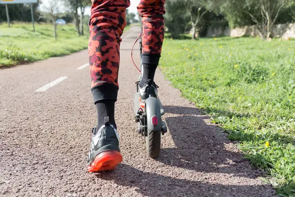 Nahaufnahme Eines Jungen Mannes Der Scooter Auf Dem Radweg Fährt — Stockfoto