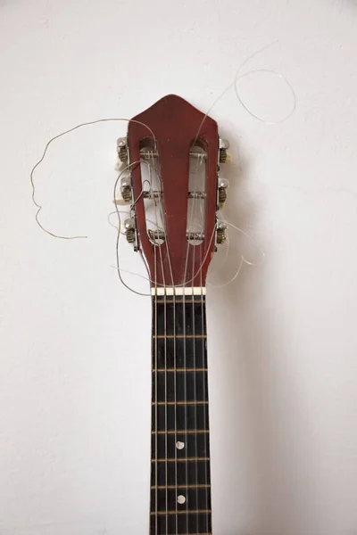 Close Broken Guitar White Wall — Stock Photo, Image