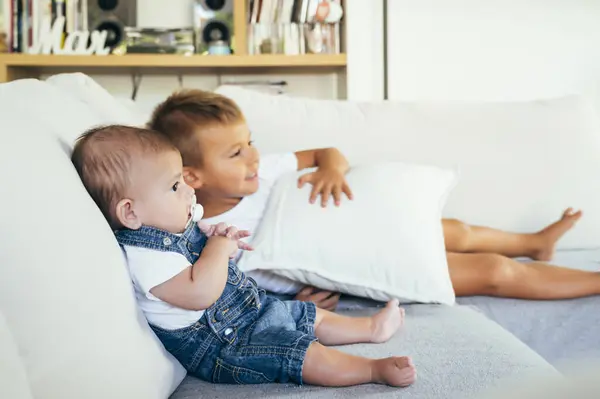 Two Boys Sitting Sofa Watching Television Home — Stock Photo, Image