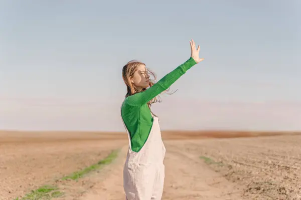 ドライフィールドに立って若い女性は 目をシールド — ストック写真