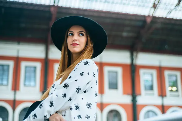 Portrait Jeune Femme Portant Chapeau Gare — Photo