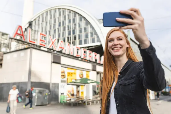 Portret Rudej Kobiety Smartfonem Alexanderplatz Berlin Niemcy — Zdjęcie stockowe