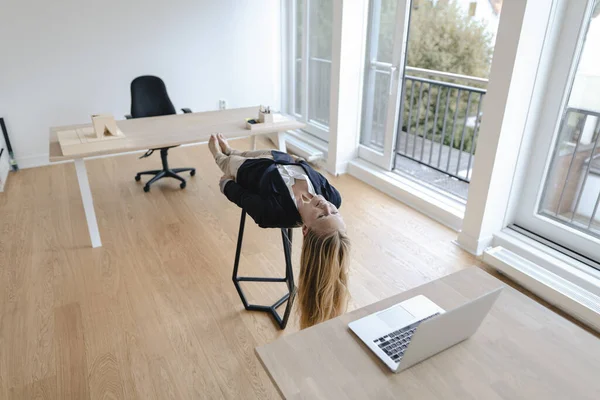 Ofiste Yoga Yapan Genç Bir Kadını Taburede Yatıyor — Stok fotoğraf