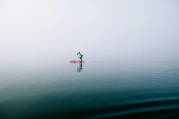 Hombre Pie Paddle Surf Lago Niebla —  Fotos de Stock