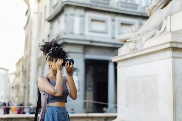 Mujer Joven Tomando Fotos Con Cámara Fotográfica Florencia Italia —  Fotos de Stock