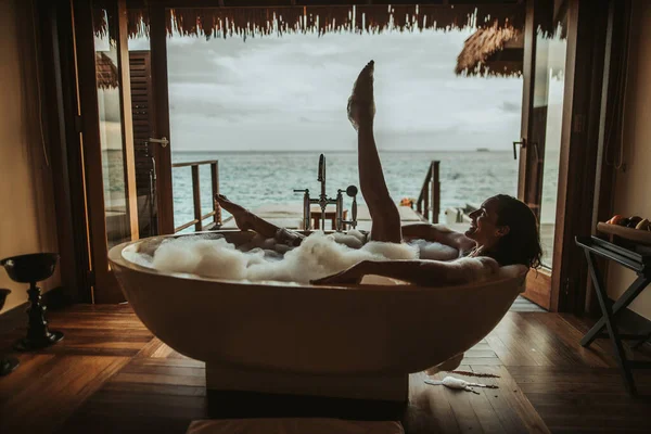 Mulher Relaxante Banheira Com Vista Para Mar Ilha Maguhdhuvaa Atol — Fotografia de Stock