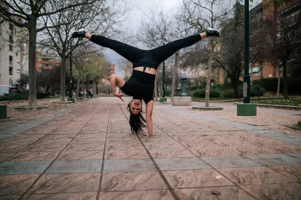 Jeune Femme Sportswear Noir Faisant Handstand Sur Une Main — Photo