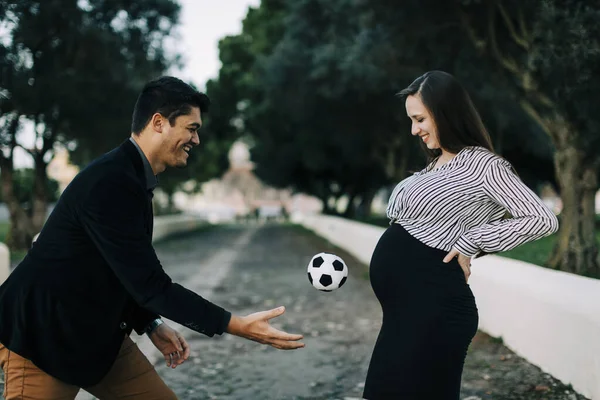 Happy Expectant Parents Playing Ball — Stock Photo, Image