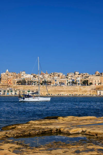 Malta Valletta Birgu Tarafından Grand Harbour Yelkenli Ile Şehir Manzarası — Stok fotoğraf