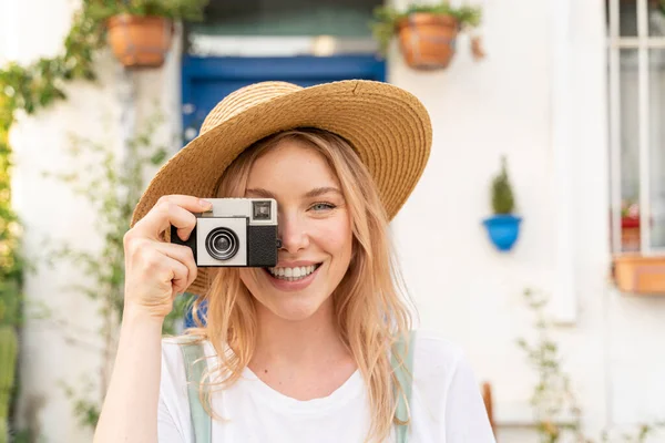 Porträtt Lycklig Ung Kvinna Med Kamera — Stockfoto