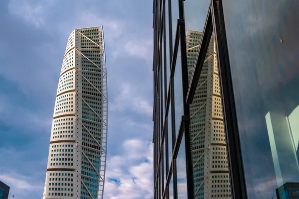 Blick Auf Drehenden Torso Turm Und Modernes Gebäude Gegen Den — Stockfoto