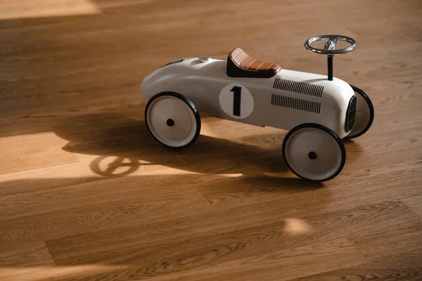 木製の床のおもちゃの車 — ストック写真