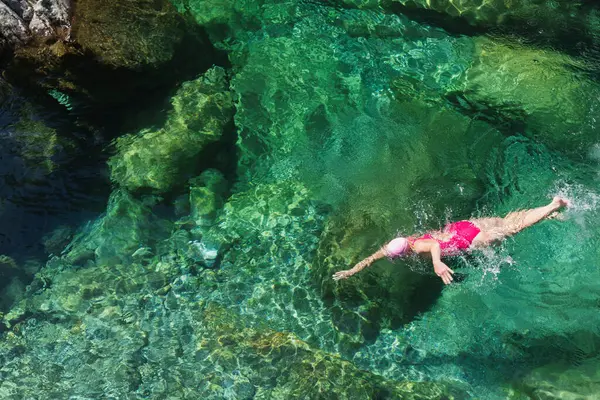 Femme Nageant Dans Rivière Verszasca Rafraîchissante — Photo