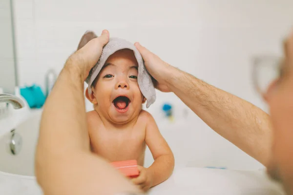 Baby Macht Ein Lustiges Gesicht Der Badewanne — Stockfoto