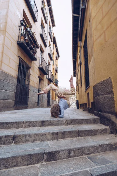 在城市里练习瑜伽 在街上表演前臂的年轻女子 — 图库照片